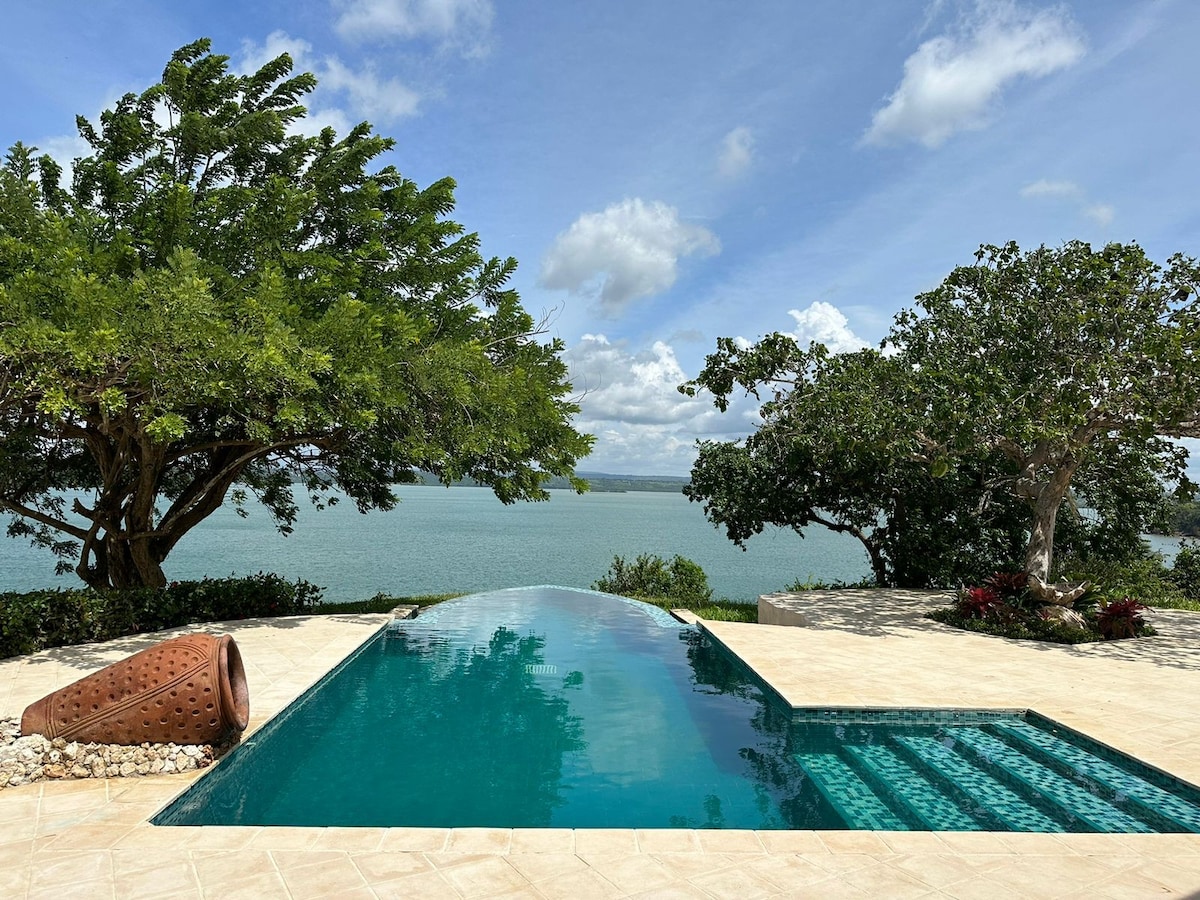 Kilifi creek infinity pool villa
